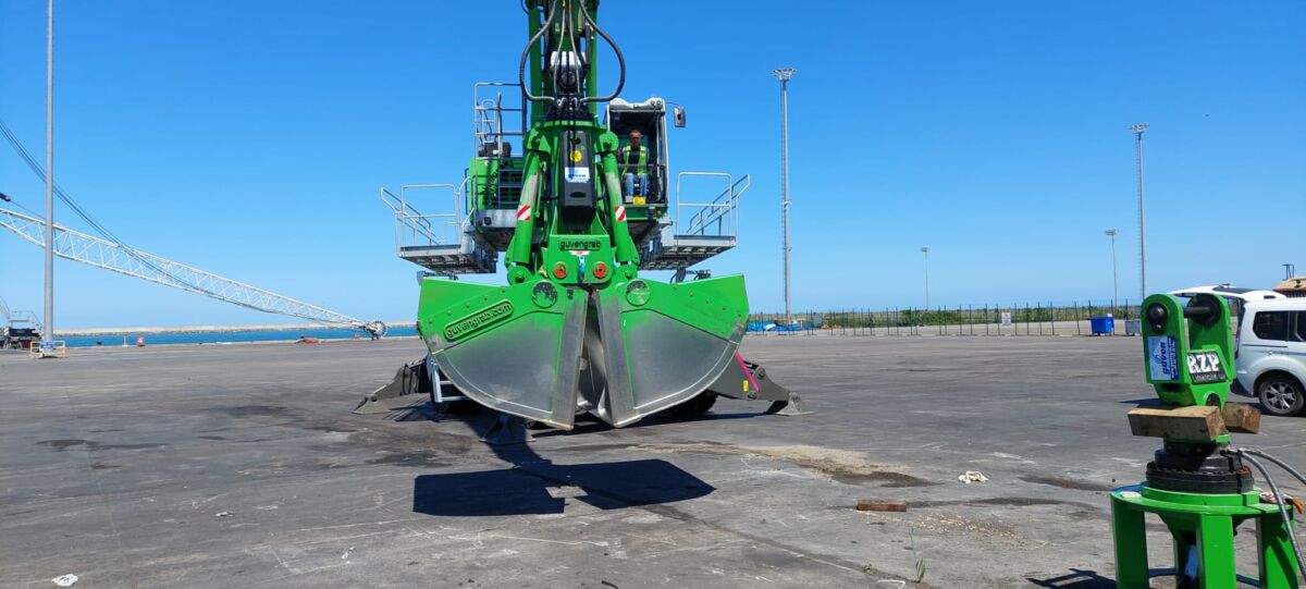 Grab Mechanism Using Balance Hydraulic vs Mechanical Grabs in Bulk Terminals | Guven Grab